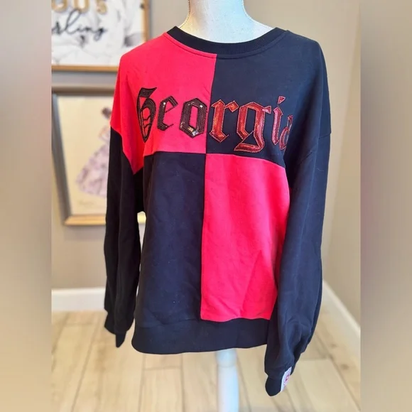 New! QUEEN OF SPARKLES Licensed UGA Medieval Font Checker Oversized Sweatshirt - Picture 4 of 9